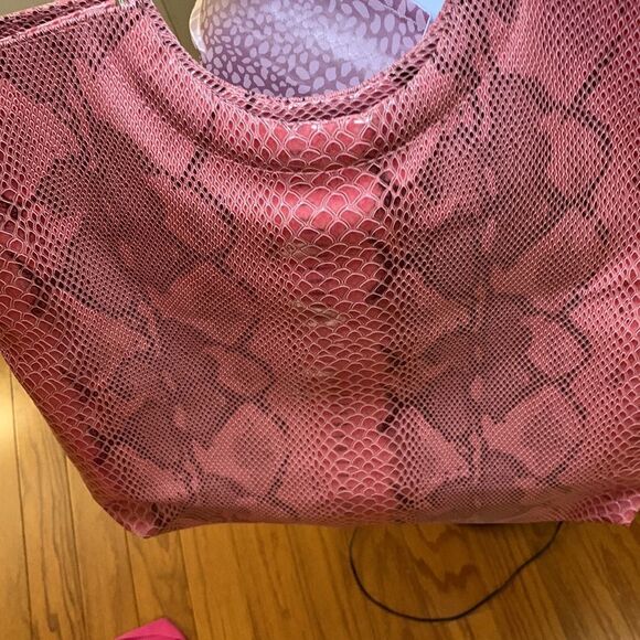 Kim Kardashian pink tote in faux snake print - Picture 5 of 16